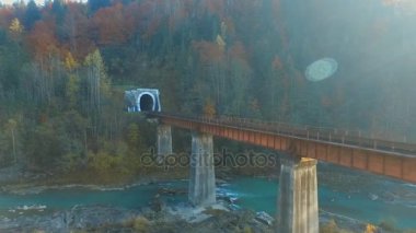 Railraod parça ve tünel köprü - havadan görünümü tarafından görüntüleri robot