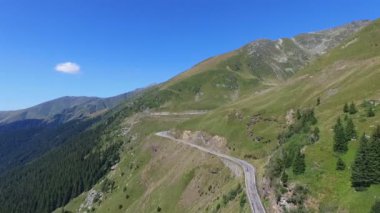 Ünlü Transfagarasan yılan gibi dağ yolu üzerinde hava atış
