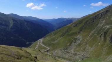 Ünlü Transfagarasan yılan gibi dağ yolu üzerinde hava atış