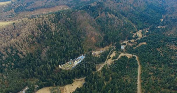 Vista aérea. Volando sobre la hermosa montaña y el bosque. Cámara aérea filmada . — Vídeos de Stock