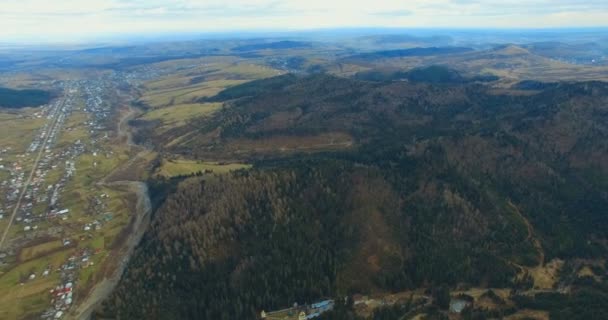 4 k luchtfoto. Vlucht over bos en dorp. — Stockvideo