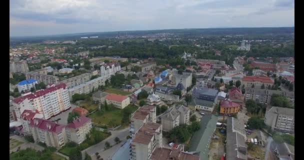 Şehrin üzerinde uçan hava dron görüntüleri. — Stok video