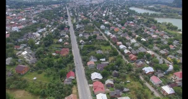 Imágenes aéreas de aviones no tripulados volando sobre la ciudad . — Vídeo de stock