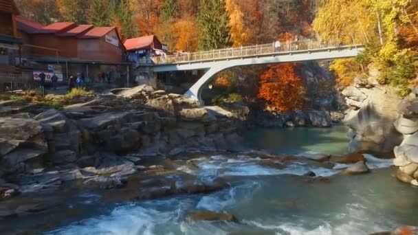 Повітря Вид на гірську річку в яскраву осінь . — стокове відео