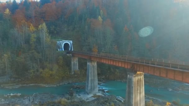 Zgodnie z harmonogramem toru i tunel przez most - widok z lotu ptaka, drone nagrania — Wideo stockowe