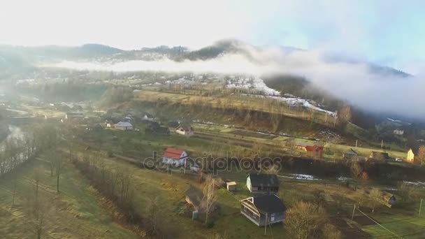 Antenn skott: byn i dalen av bergen — Stockvideo