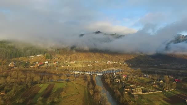 Légi felvétel: falu a völgyben, a hegyek — Stock videók