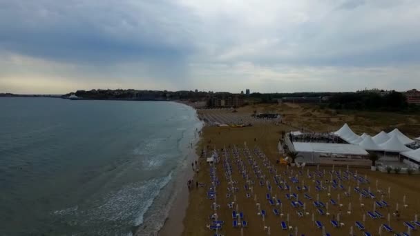 Летить низько над пляжами сонячний пляж Болгарії — стокове відео