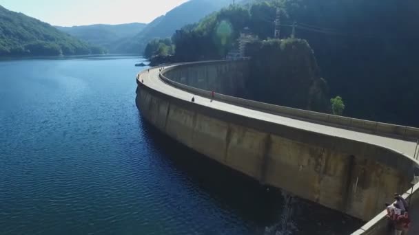 Aerial shots van Vidraru Dam en Lake Vidraru op de Transfagarasan in Roemenië — Stockvideo