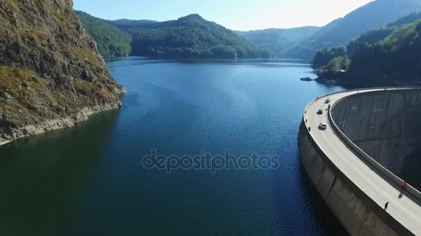 Fotos aéreas de la presa Vidraru y el lago Vidraru en Transfagarasan en Rumania — Vídeos de Stock