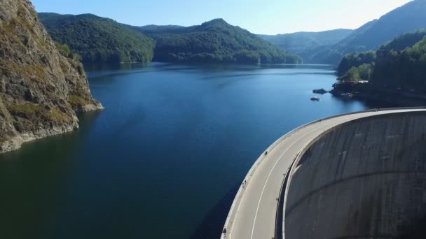 Снимки с воздуха плотины Видрару и озера Видрару на трансфагарасане в Румынии — стоковое видео