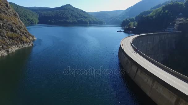 Vidraru 大坝和湖 Vidraru 对 Transfagarasan 在罗马尼亚的航拍图片 — 图库视频影像