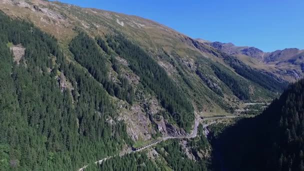 Luchtfoto schot over beroemde Transfagarasan serpentine bergweg — Stockvideo