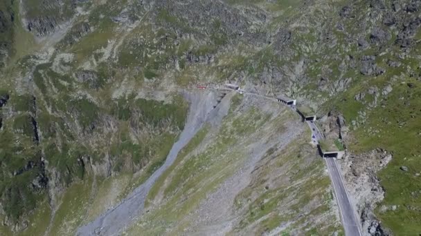 Foto aérea sobre el famoso camino serpentino de montaña de Transfagarasan — Vídeos de Stock