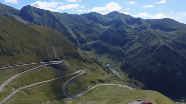 Foto aérea sobre el famoso camino serpentino de montaña de Transfagarasan — Vídeos de Stock