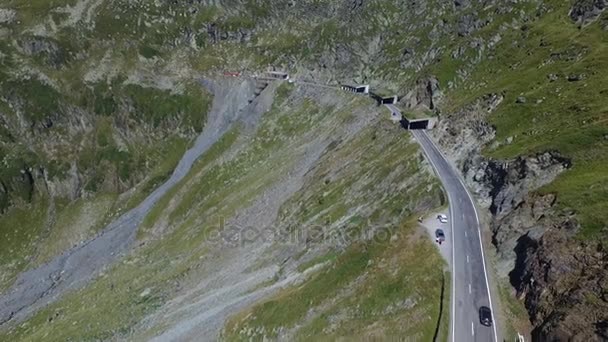 Foto aérea sobre el famoso camino serpentino de montaña de Transfagarasan — Vídeos de Stock