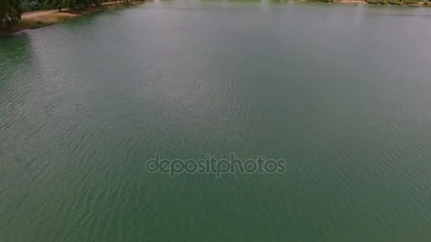 Imágenes aéreas, gran lago biautiful — Vídeos de Stock