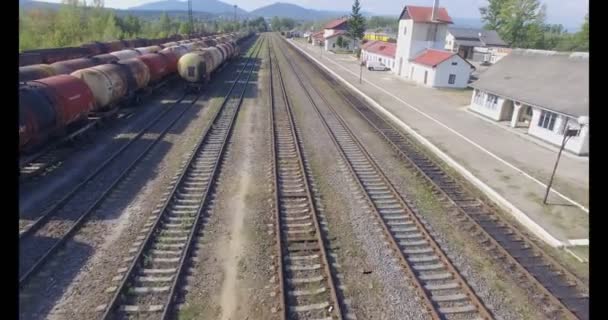 4 k luchtfoto beeldmateriaal. Kleine treinstation. — Stockvideo