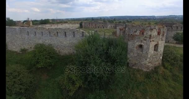 Вид с воздуха на разрушенный замок — стоковое видео
