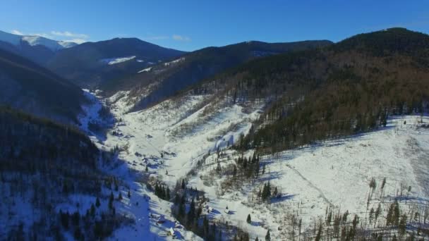 Imágenes aéreas sobre las montañas de nieve — Vídeos de Stock