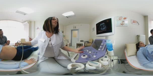 Panoramy VR 360 Mąż ogląda USG jego kobieta w ciąży — Wideo stockowe