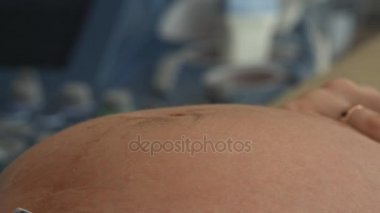 Doktor ultrason cihazları tarama hamile kadının kullanarak.