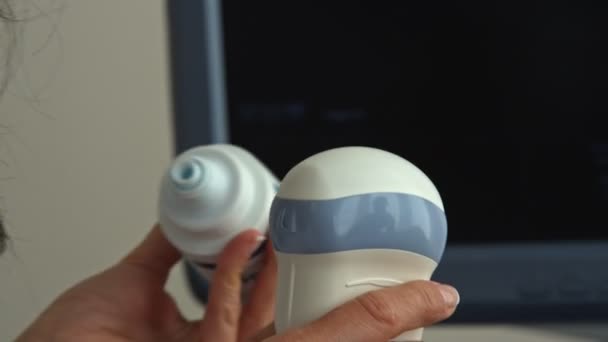 Läkare använder ultraljud utrustning screening av gravid kvinna. — Stockvideo