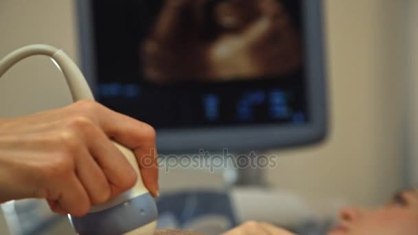 Zwangere vrouw na een sonogram scannen in kantoor in het ziekenhuis — Stockvideo