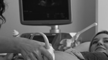Hamile kadın hastanede ofiste tarama sonogram sahip
