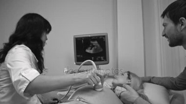 Hamile kadın hastanede ofiste tarama sonogram sahip