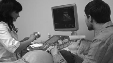 Hamile kadın hastanede ofiste tarama sonogram sahip