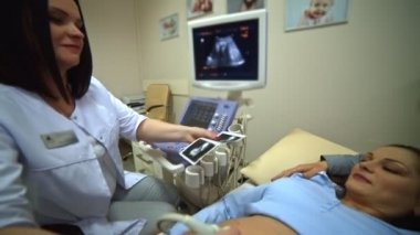 Hamile kadın ve kocası bebeğin ultrason tarama arıyorsunuz