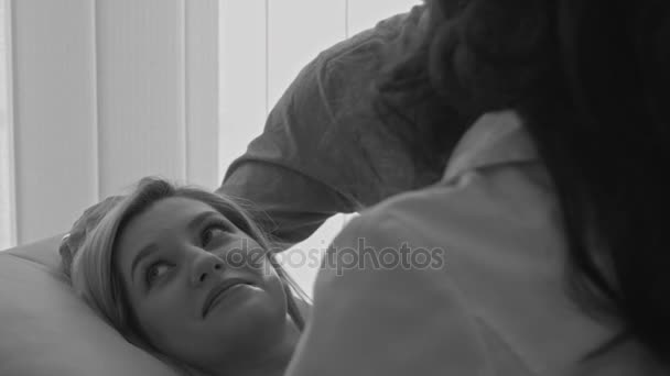 Couple regardant l'échographie du bébé — Video