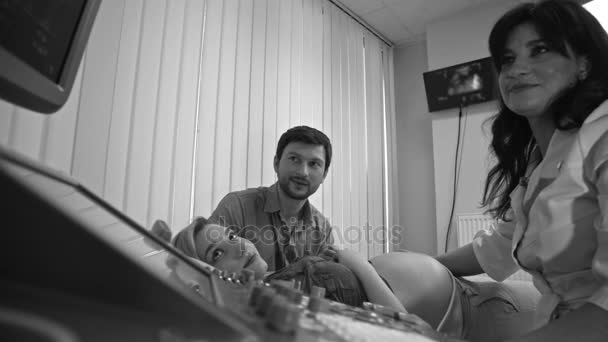 Zwangere vrouw na een sonogram scannen in kantoor in het ziekenhuis — Stockvideo