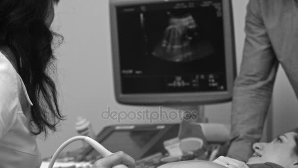 Zwangere vrouw na een sonogram scannen in kantoor in het ziekenhuis — Stockvideo