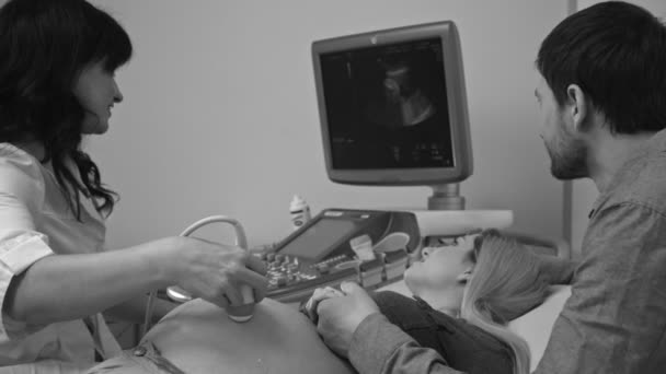 Zwangere vrouw na een sonogram scannen in kantoor in het ziekenhuis — Stockvideo