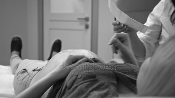 Kobieta w ciąży po USG skanowania w biurze w szpitalu — Wideo stockowe