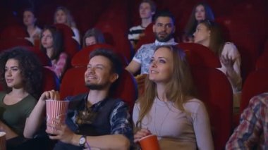 Grup arkadaşıyla birlikte bir film izlerken ve patlamış mısır, eğlence ve zevk kavramı yeme sinemada