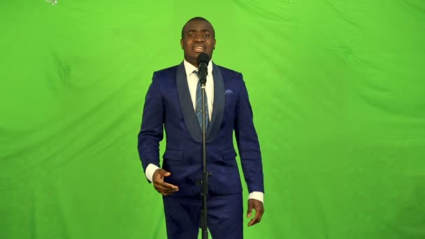 Jeune homme noir chantant dans le microphone et dansant tranquillement . — Video