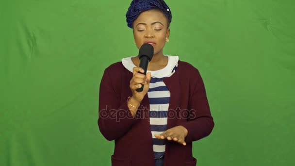 Çekici siyah kadın profesyonel bir mikrofona doğru söylüyor. Stüdyo şarkıcı. — Stok video
