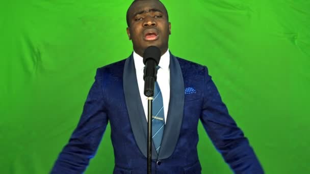 Jeune homme noir chantant dans le microphone en costume et cravate . — Video