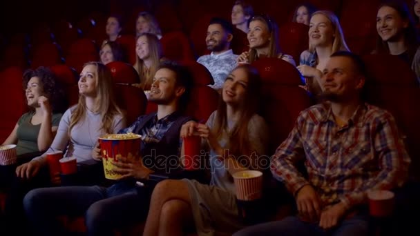 Du pop-corn pour toujours. Gros plan recadré d'une femme souriante heureuse saisissant du pop-corn de son ami — Video