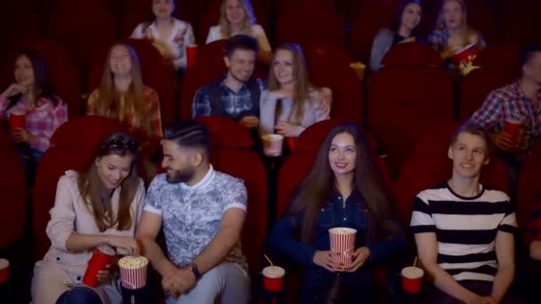 Gente viendo películas de comedia en la sala de cine moderno — Vídeo de stock