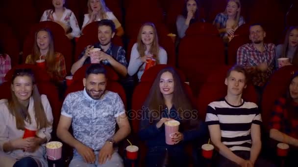 Pessoas assistindo filme de comédia no salão de cinema moderno — Vídeo de Stock