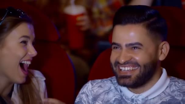 Coppia positiva che beve cola e mangia popcorn al cinema . — Video Stock