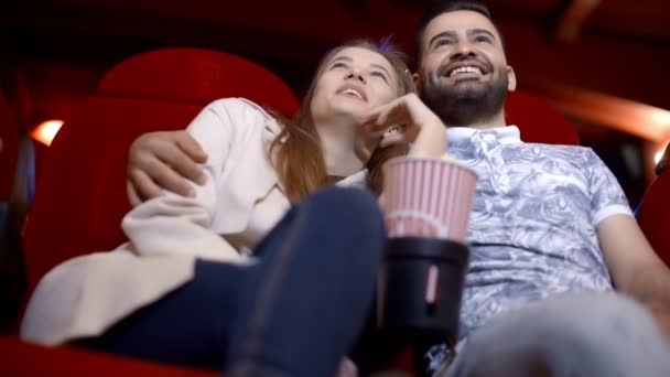 娱乐和人们的观念 — — 快乐的朋友，看电影在电影院里. — 图库视频影像