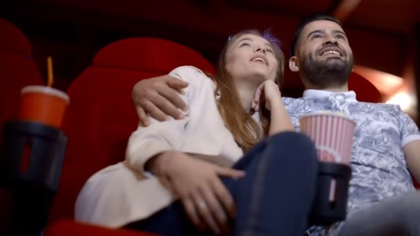 Entertainment en mensen concept - happy vrienden kijken naar film in de bioscoop. — Stockvideo