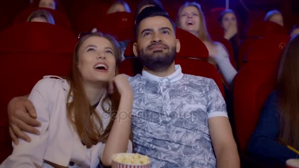 Concepto de entretenimiento y gente - amigos felices viendo películas en el cine . — Vídeos de Stock
