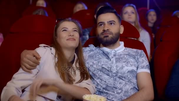 Entertainment en mensen concept - happy vrienden kijken naar film in de bioscoop. — Stockvideo