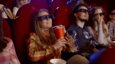 Gençler izle sinema, film seyretmek bir komedi tüm gülümseyen ve patlamış mısır yemek 3D.